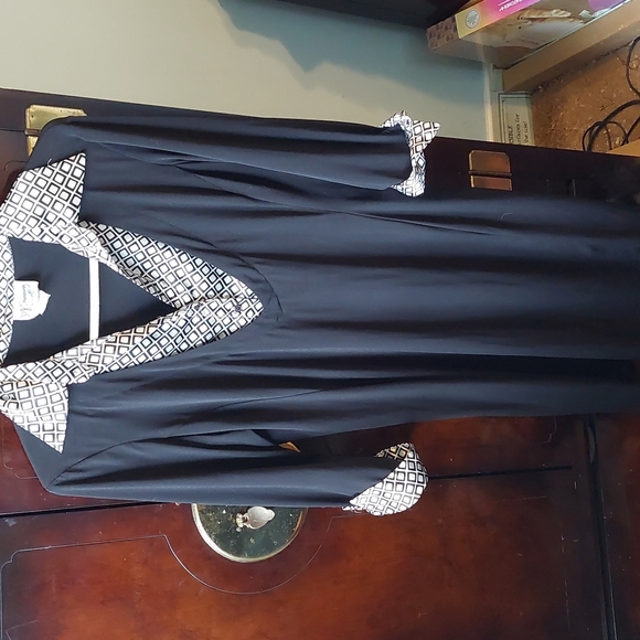 Black dress with silky black and white design, size unknown - Picture 1 of 3